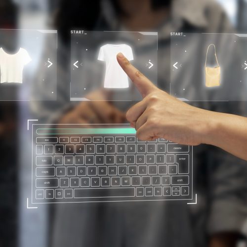Persona usando una tienda virtual
